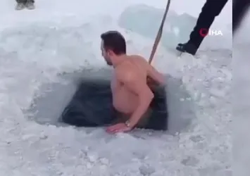 Kars Çıldır’da buzlu su çılgınlığı devam ediyor