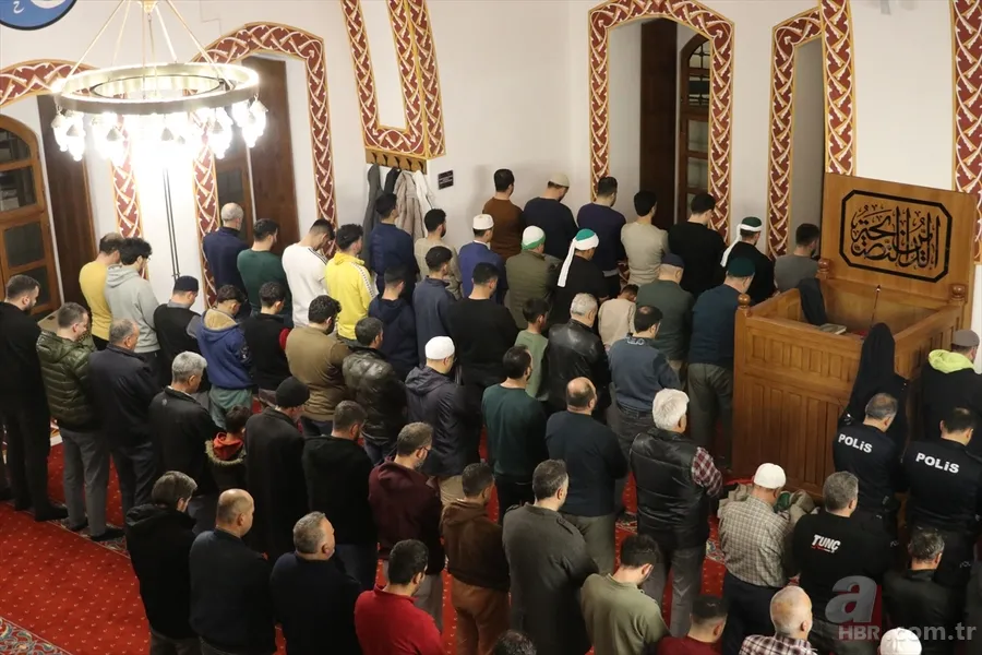On bir ayın sultanı Ramazan başladı: İlk teravih namazında camiler dolup taştı! 5