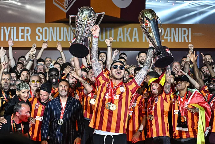 Süper Lig ve Süper Kupa şampiyonu Galatasaray kupasını aldı! Saha içinden en özel kareler ahaber.com.tr’de