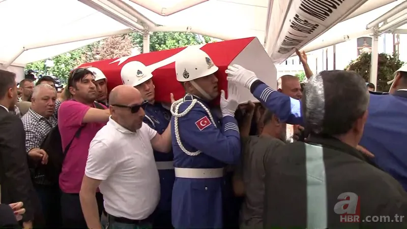 Cüneyt Arkın'ın cenazesinde tepki çeken hareket: "Burası manzara değil" 6