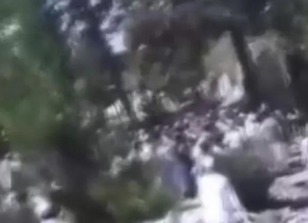 afganistanda-camiye-bombali-saldiri-cuma-namazi-kanli-bitti-1662119308942.jpg Afganistan’da camiye bombalı saldırı! Cuma namazı kanlı bitti | Çok sayıda kişi hayatını kaybetti - 3