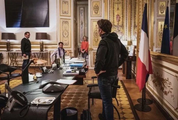 Son dakika: Fransa Cumhurbaşkanı Emmanuel Macron’un kıyafeti sosyal medyada olay oldu: Vladimir Zelenskiy’e mi özendi?