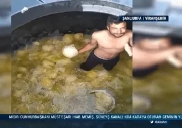 Son dakika | Turşu fabrikasında skandal görüntüler! Elbiseleriyle daldı şarkı söyleyip dans etti