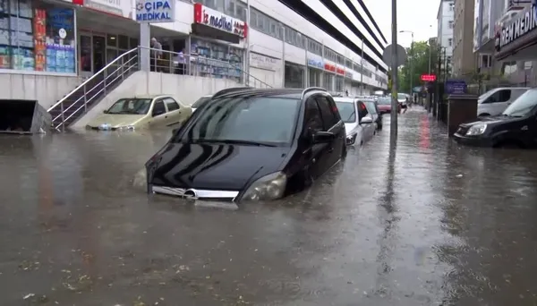 ankara-sular-altinda-mansur-yavas-kilicdaroglunun-izinde-faturayi-askiye-kesti-kendini-kurtaracagini-saniyor-1686764795713.jpg Sular altında kalan Ankara'da Mansur Yavaş faturayı ASKİ'ye kesti: Genel Müdürü görevden aldı-7