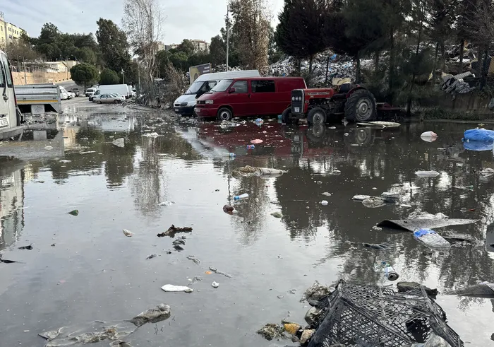 CHP yine sınıfta kaldı: İzmir'de çöpler sel sularıyla sokaklara taştı - 2