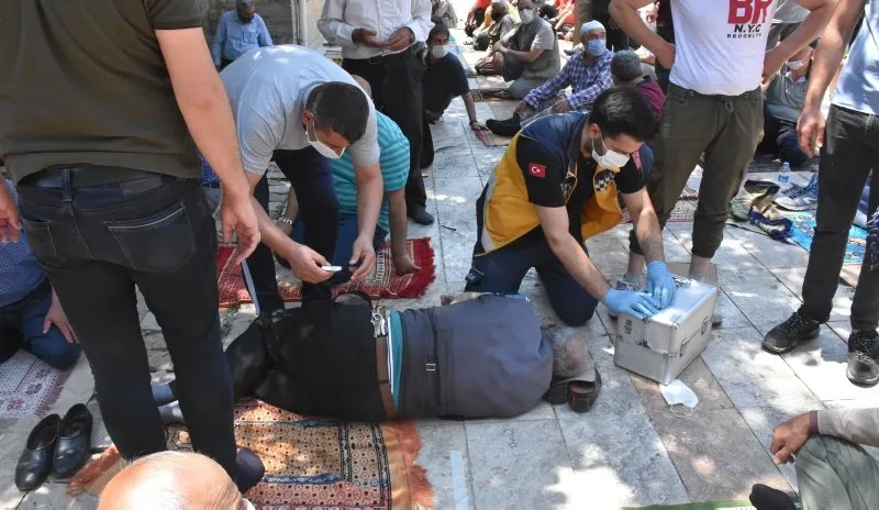 Sivas Ta Cuma Namazi Ezanini Beklerken Kalp Krizi Gecirdi