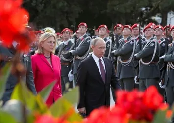 Putin'i düğününe çağırdı! İstifası isteniyor