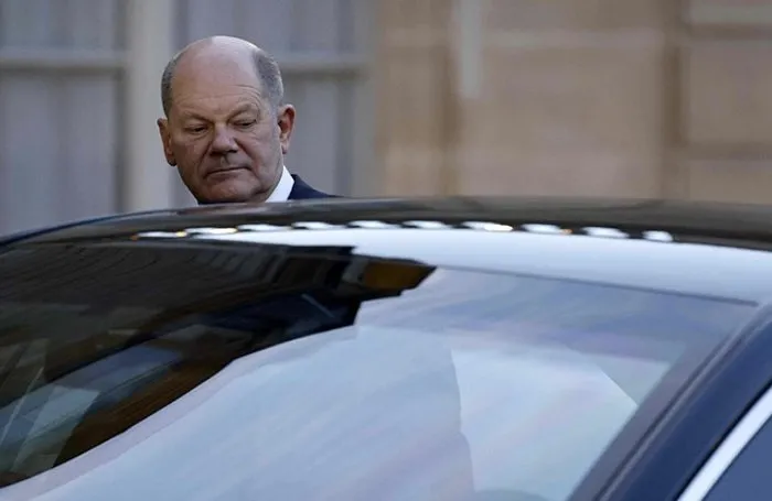 Almanya Başbakaı Scholz'un Paris Güvenlik Zirvesi'nden erken ayrıldığı iddia edildi. (AFP)
