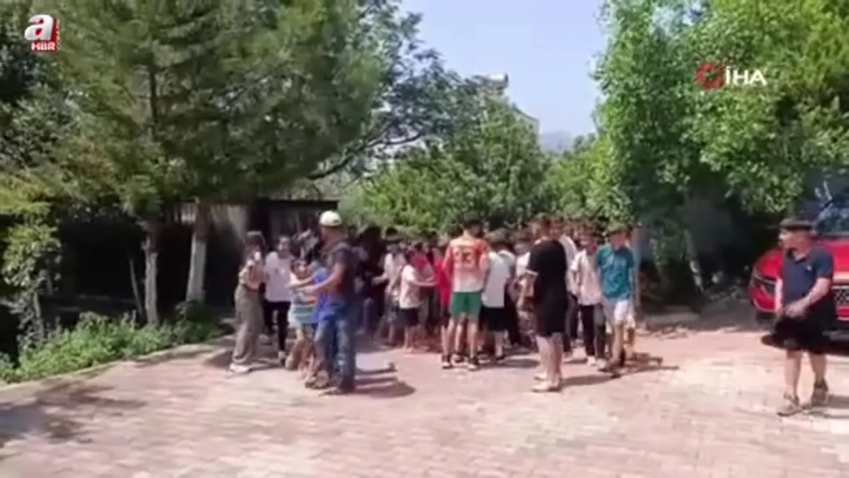 Adanalı çiftin bayram geleneği sürüyor: Yüzlerce çocuğa harçlık verdiler