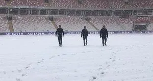 Maç öncesi zemin karla kaplandı