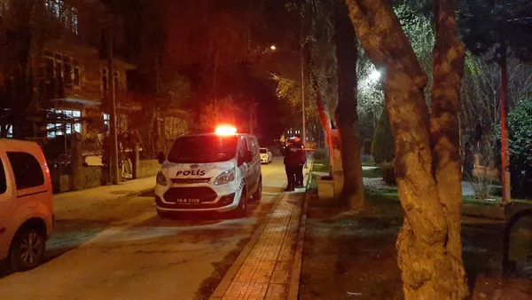corumda-bir-binaya-silahli-saldiri-duzenlendi-1680848738187.jpg Çorum'da bir binaya silahlı saldırı düzenlendi! Depremzede aile dehşeti yaşadı - 2