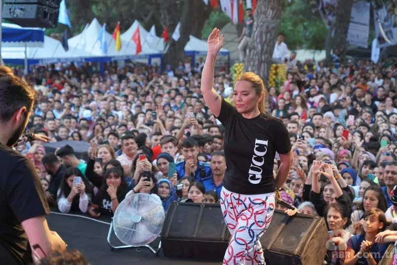 Demet Akalın pijamayla sahneye çıkmıştı! Sebebi üzdü 5