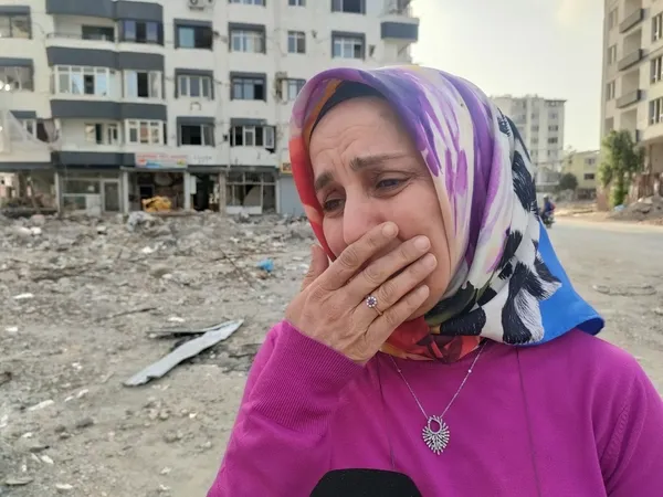 her-gun-geldigi-enkaz-bolgesinde-komsulari-ve-arkadaslari-icin-gozyasi-dokuyor-komsularim-halkimiz-yasasaydi-d-1684226369118.jpg Her gün geldiği enkaz bölgesinde, komşuları ve arkadaşları için gözyaşı döküyor: Komşularım, halkımız yaşasaydı da...