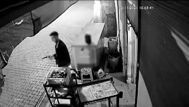 adanada-market-sahibine-is-yerinde-silahli-saldiri-dehset-anlari-kamerada-1638021097018.jpg Adana'da market sahibine iş yerinde silahlı saldırı! Dehşet anları kamerada - 1