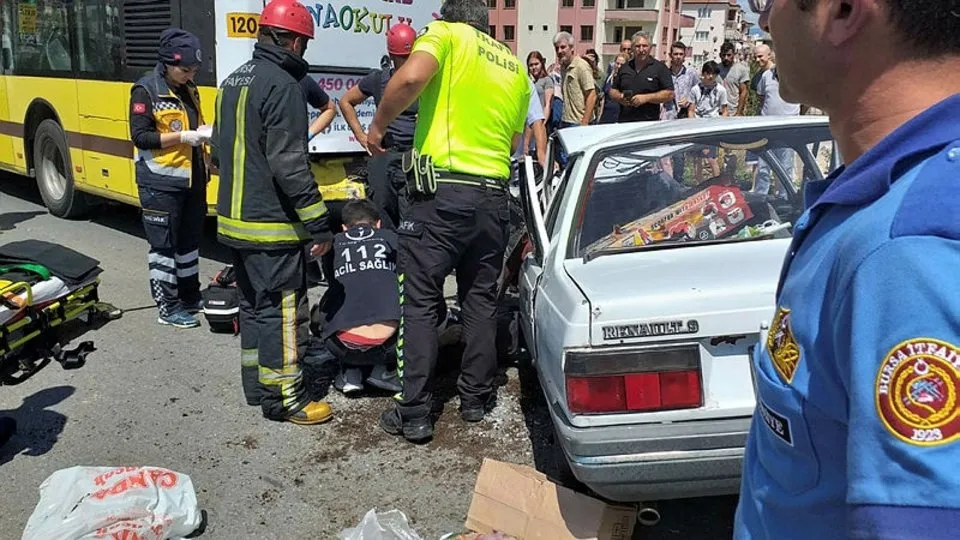 Bursa’da yolcu otobüsüne çarpan otomobilde can pazarı |Video