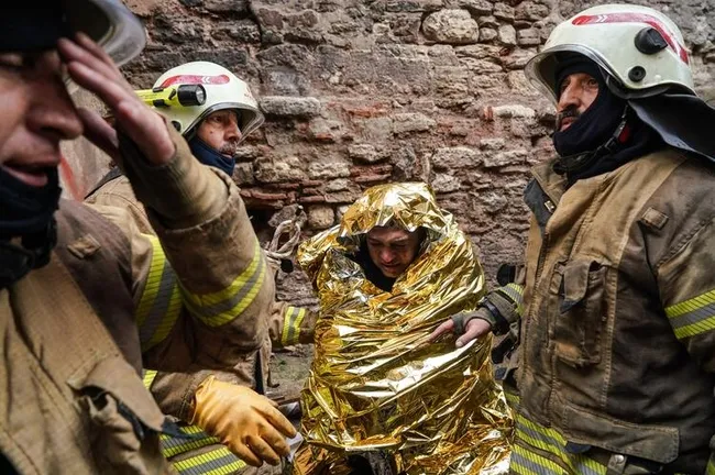 İstanbul’da 2 katlı bina alevlere teslim oldu: İlk önce camlar patladı ardından patlama oldu - 4