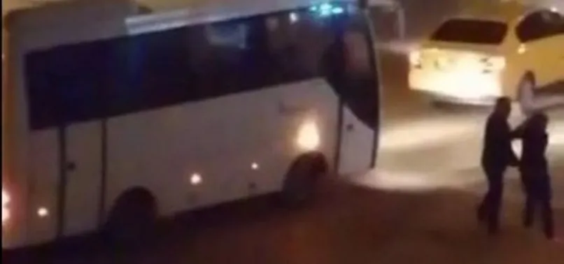 Taksinin dikiz aynasını kıran kadını sokak ortasında dövdü! İşte o anlar...