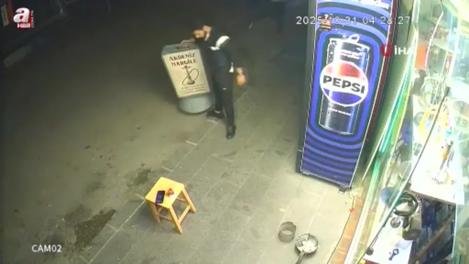 Çekirdek çitlerken telefonu çaldı