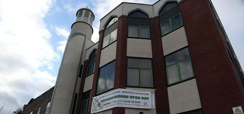 Londra'da camiye çirkin saldırı!