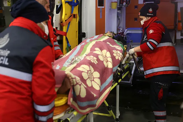1675862325008.jpg İstanbul Başakşehir Çam ve Sakura Şehir Hastanesi doktorundan deprem bölgesine önemli uyarı! Katmanlı kalın kıyafetler giyin - 4