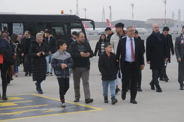 onun-adi-tek-yurek-thynin-400uncu-ucaginin-ilk-yolculari-depremzede-cocuklar-ve-aileleri-oldu-duygulandiran-an-1677938778592.jpg Onun adı “Tek Yürek”! THY’nin 400'üncü uçağının ilk yolcuları depremzede çocuklar ve aileleri oldu | Duygulandıran anons - 2
