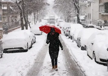 Önce bahar sonra kara kış! Hafta sonu hava durumu belli oldu: Kar batıdan yola çıktı