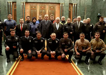 Emniyet personeli yeni üniformalarıyla Cumhurbaşkanlığı Külliyesi'nde