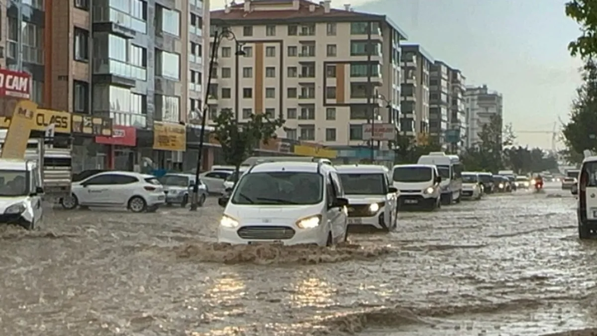 Malatya'da sağanak sonrası sel! Taşkınlar yaşandı araçlar suya gömüldü