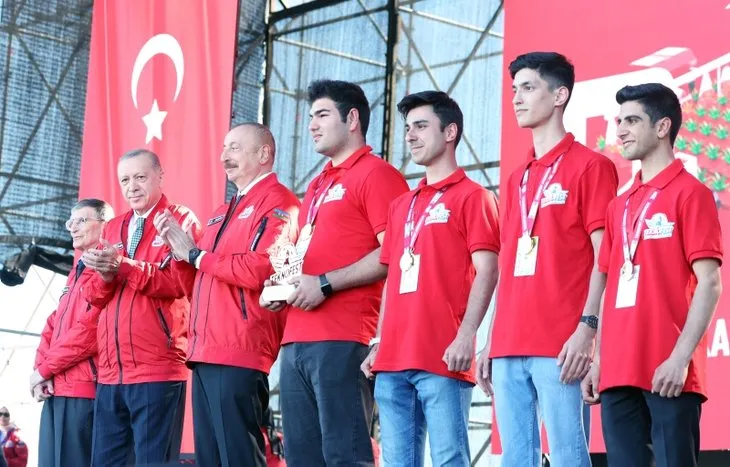 Bakü semalarında hilal ve yıldız! Teknofest'te nefesleri kesen gösteri