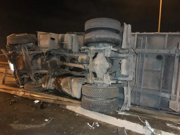Kuzey Marmara Otoyolu’nda TIR devrildi! Kasadaki büyük tehlike... - 2