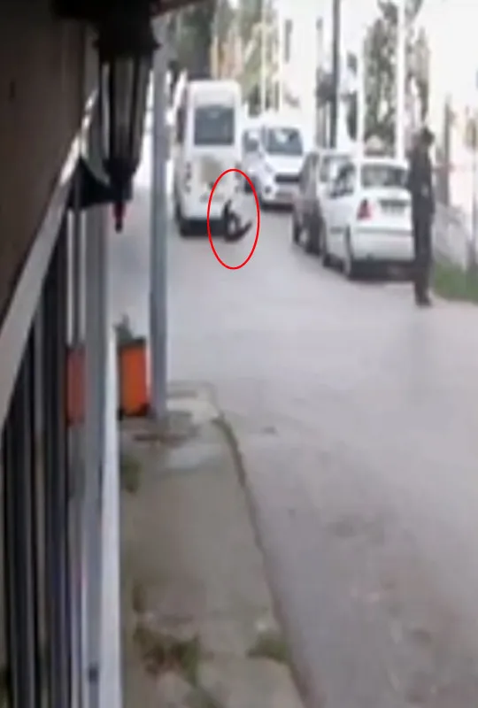 carptigini-fark-etmedi-iki-kez-ustunden-gecti-kaza-ani-kamerada-1703323566116.jpg Çarptığını fark etmedi iki kez üstünden geçti! Kaza anı kamerada - 2
