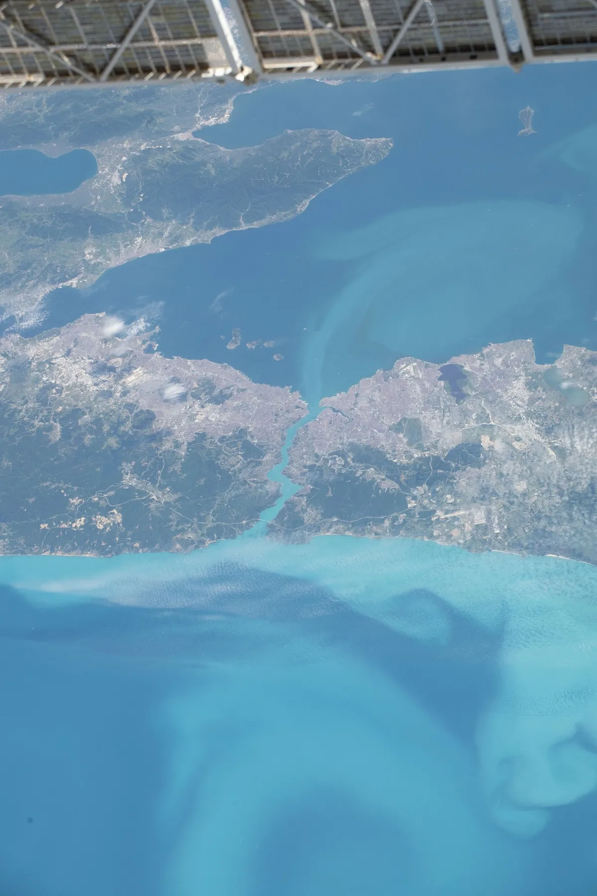 İstanbul Boğazı'ndaki turkuaz akıntılar ISS'den görüntülendi. (Fotoğraf: IHA)