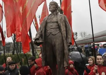 Belarus'ta Lenin heykeli dikildi