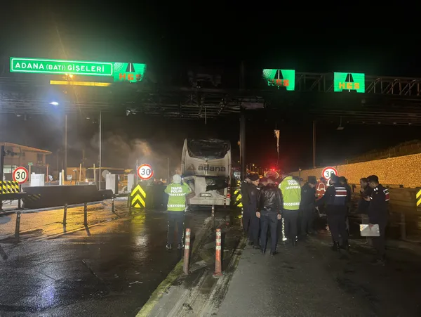 gise-bariyerine-carpan-yolcu-otobusu-alev-aldi-6-yaralandi-1704519081136.jpg Gişe bariyerine çarpan yolcu otobüsü alev aldı: 6 yaralandı - 3