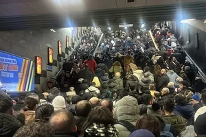 Metro ve metrobüs duraklarında izdiham