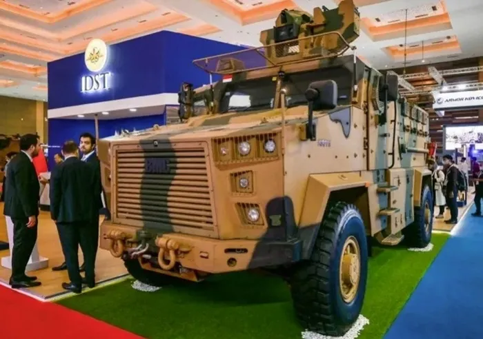 el-cezireden-dikkat-ceken-turkiye-analizi-savunmada-bagimsiz-bir-yol-ciziyor-1742218541723.jpg Ziyaretçiler, 2 Kasım 2022'de Endonezya'nın Cakarta kentinde düzenlenen 2022 Indo Defence Expo'da Türk BMC'nin zırhlı aracı Kirpi II'yi inceliyor. (AFP)