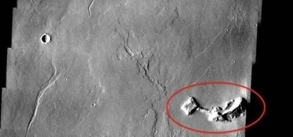 Mars’ta bir insan silüeti! NASA paylaştı bilim insanlarını şaşırtan görüntüler