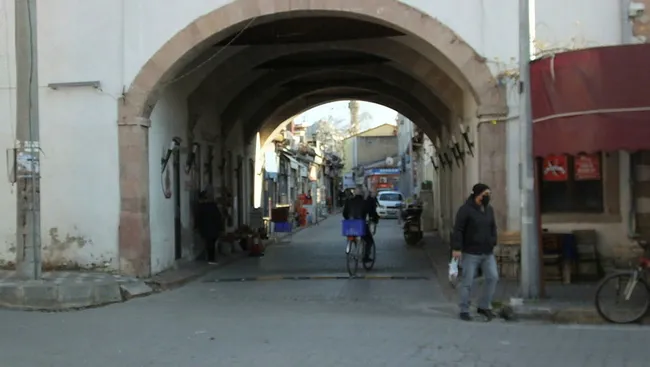balikesirde-altindan-yol-gecen-tarihi-cami-ilgi-odagi-oldu-1640266892707.jpg Balıkesir’de altından yol geçen tarihî cami ilgi odağı oldu - 3