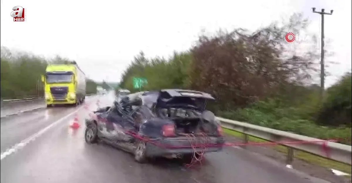 Bariyerlere çarpan otomobil hurdaya döndü