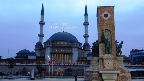 1619038267254.jpg Taksim Camii mahyalar ile süslendi! Kartpostallık görüntüler... - 3