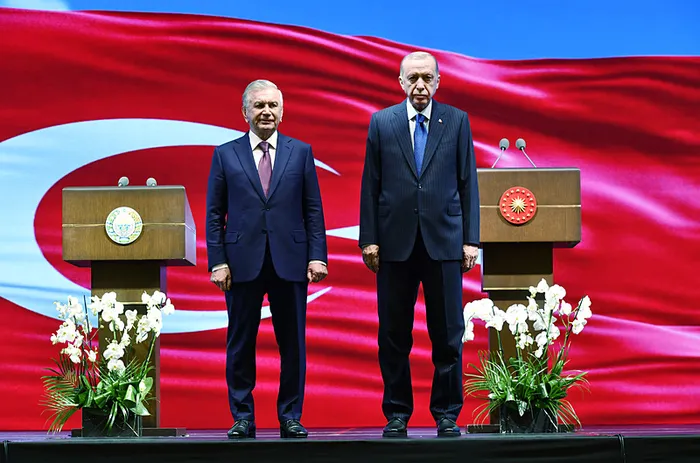 mirziyoyeve-devlet-nisani-toreni-baskan-erdogan-ile-ozbekistan-cumhurbaskanindan-onemli-aciklamalar-1717703225279.jpg Mirziyoyev'e Devlet Nişanı! Başkan Erdoğan ile Özbekistan Cumhurbaşkanı'ndan önemli açıklamalar - 1