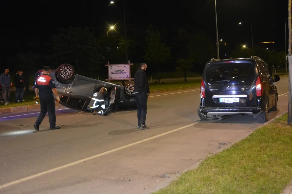 Ordu’da alkollü sürücü park halindeki araca çarptı: 2 yaralı - 1