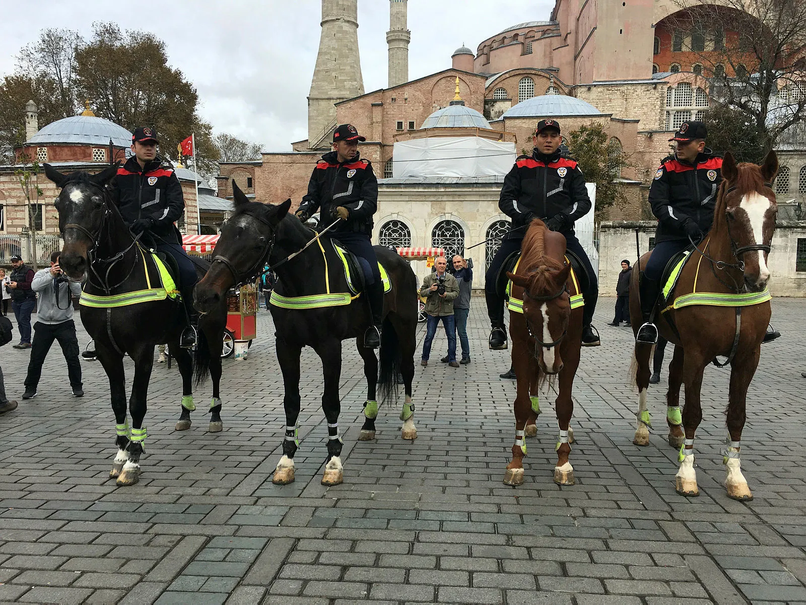 'Atlı Birlikler' Sultanahmet'te devriyeye başladı