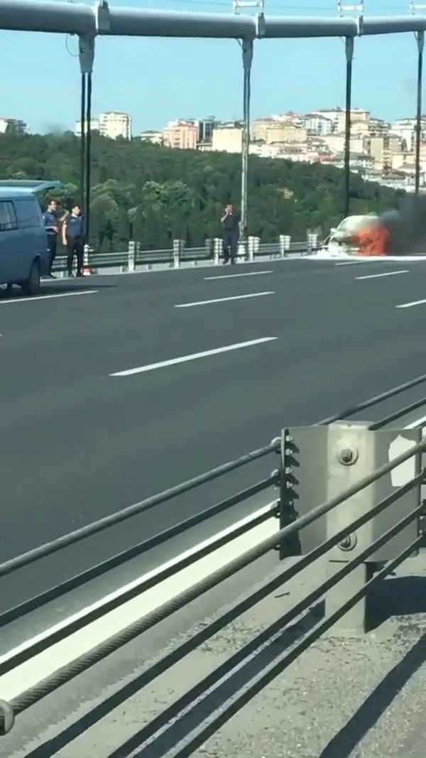 FSM Köprüsü'nde korku dolu anlar! Araç alev alev yandı - 4