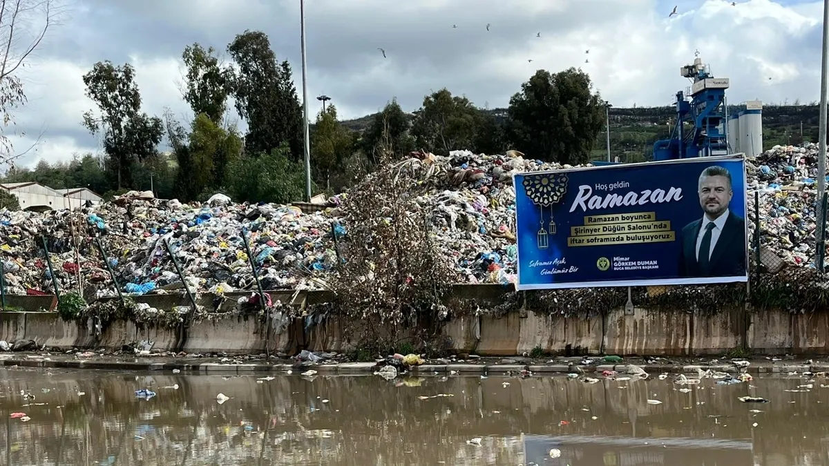 CHP'li Buca'da yine çöp krizi! "Nefes alamıyoruz" diyen belediye işçilerinden eylem