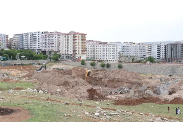 HDP’li vekillerin toplu mezar dedikleri yerde hurda çıkarma işi çıktı!