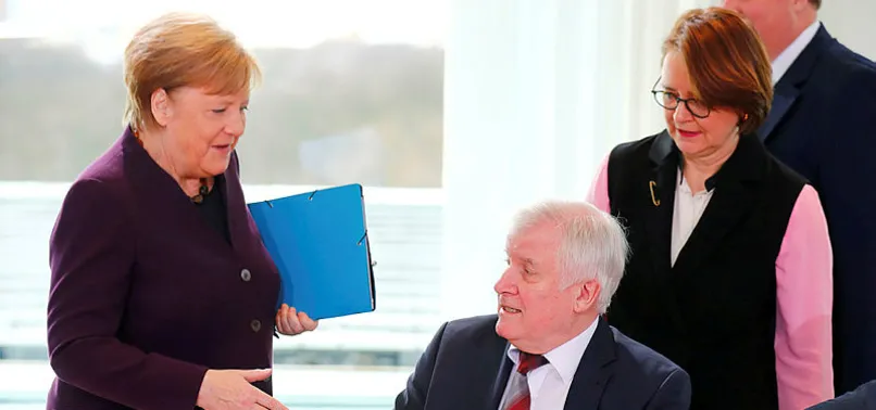 Angela Merkel'e "koronavirüs" şoku! Eli havada kaldı...