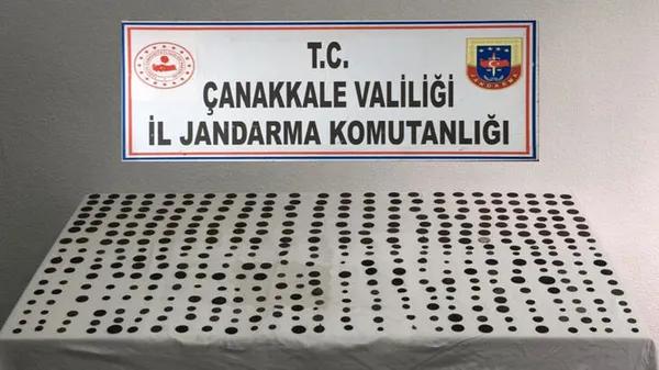 canakkalede-tarihi-eser-operasyonu-406-sikke-ele-gecirildi-1648200332686.jpg Çanakkale'de tarihi eser operasyonu: 406 sikke ele geçirildi - 1