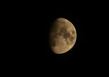 Bitlis Ahlat'ta ‘Şişkin Ay’ hayran bıraktı