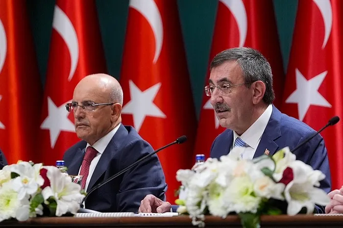 ekonomide-3-yillik-yol-haritasi-belli-oldu-buyume-enflasyon-cari-acik-ve-issizlikte-yeni-tahmin-1757325934971.jpeg Cumhurbaşkanı Yardımcısı Cevdet Yılmaz, OVP sunumu sonrası soruları yanıtladı. (AA)